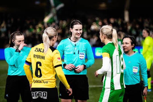 Domare Lovisa Johansson singlar slant med Häckens Josefine