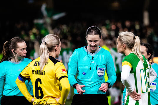 Domare Lovisa Johansson singlar slant med Häckens Josefine