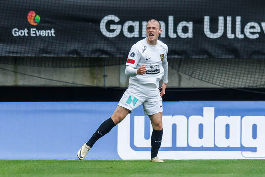 Brommapojkarnas Adam Skanning Jakobsen jublar