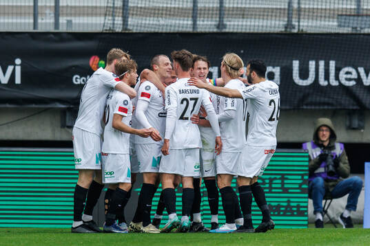 Brommapojkarnas Adam Skanning Jakobsen jublar