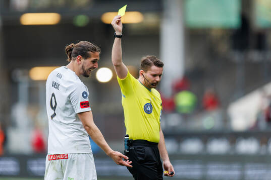 Brommapojkarnas Nikola Vasic får ett gult kort
