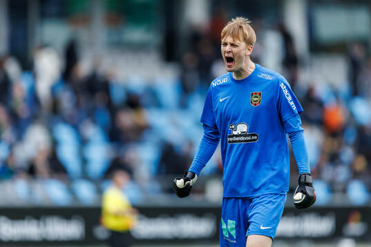 Brommapojkarnas målvakt Lucas Bergström jublar