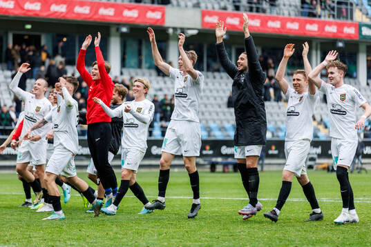 Brommapojkarnas spelare jublar