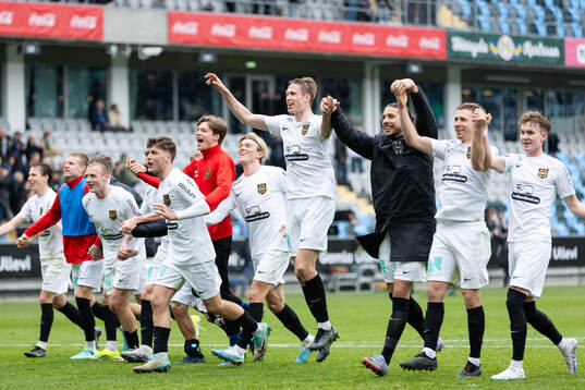 Brommapojkarnas spelare jublar