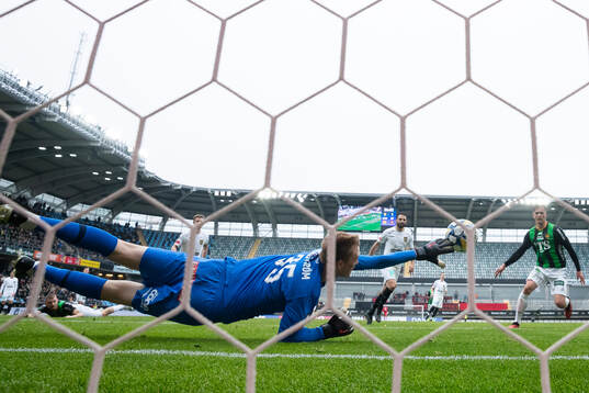 Brommapojkarnas målvakt Lucas Bergström med en räddning