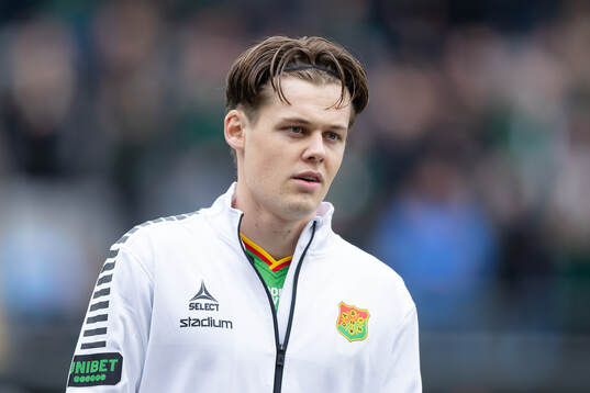 GAIS Axel Henriksson på line up innan fotbollsmatchen i