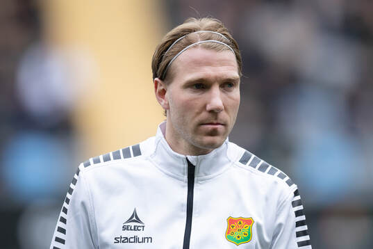 GAIS August Wängberg på line up innan fotbollsmatchen i