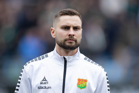 GAIS Axel Norén på line up innan fotbollsmatchen i