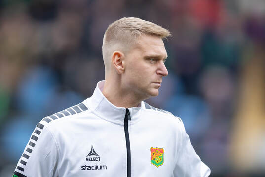 GAIS Joackim Åberg på line up innan fotbollsmatchen i