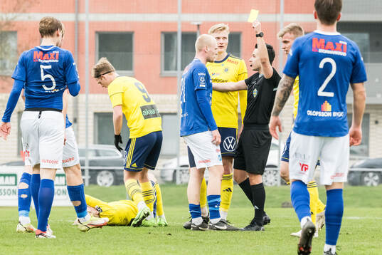 Norrby IFs Andreas Hansen Får gult kort
