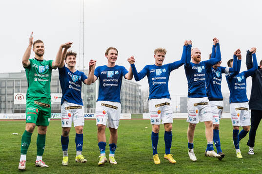Norrby IFs spelarna jublar
