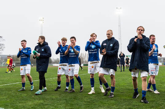 Norrby IFs spelarna jublar