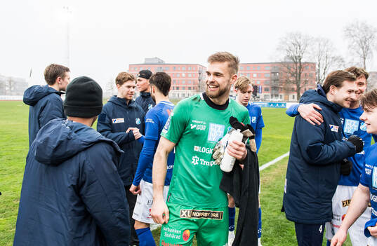 Norrby IFs målvakt Victor Astor jublar
