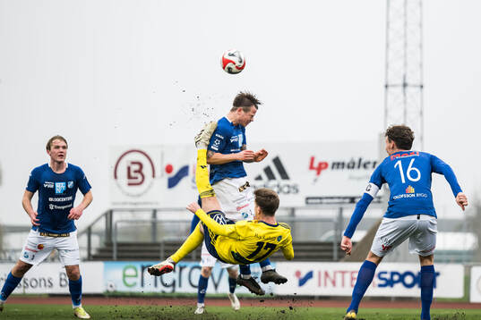 Norrby IFs Anton Pärleholt och Ängelholms Niklas Svensson