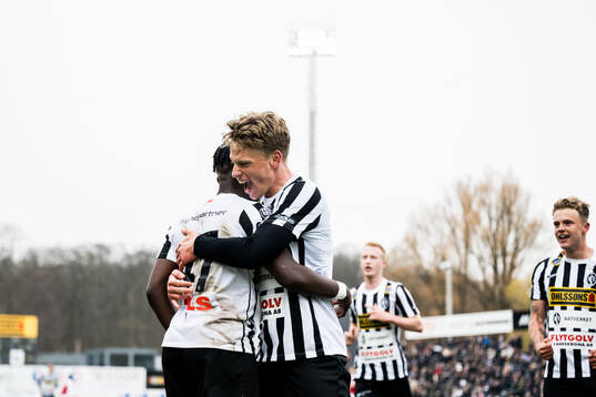 Landskronas Kofi Asare och Frederik Ihler jublar