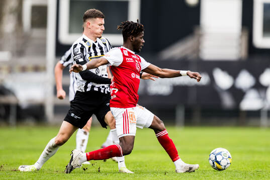 Landskronas Robin Dzabic och Sandvikens IFs Mamadou Kouyate