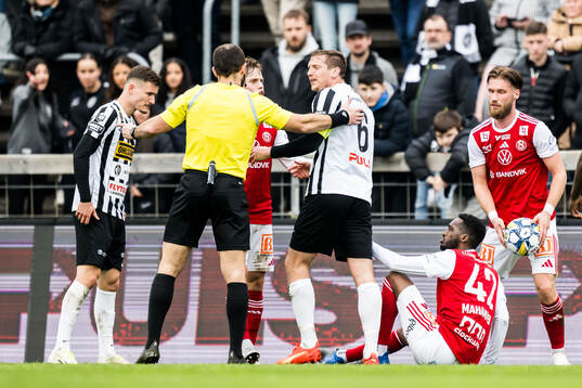 Domare Kaspar Sjöberg och Landskronas Philip Andersson