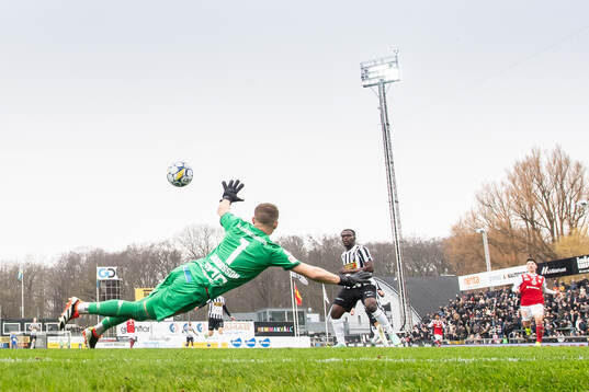 Landskronas Kofi Asare skjuter in 1-0 bakom Sandvikens IFs