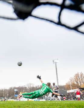 Landskronas Kofi Asare skjuter in 1-0 bakom Sandvikens IFs