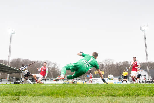 Landskronas Kofi Asare skjuter in 2-0 bakom Sandvikens IFs