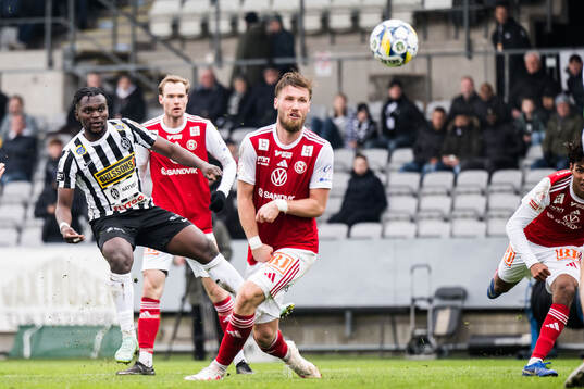 Landskronas Kofi Asare skjuter in 4-0 målet förbi