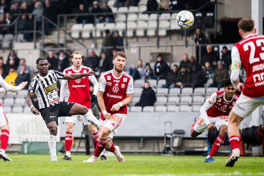 Landskronas Kofi Asare skjuter in 4-0 målet förbi