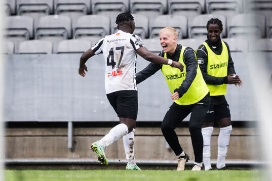 Landskronas Kofi Asare och Emil Lindman jublar