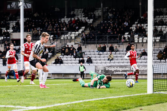 Landskronas Frederik Ihler och Sandvikens IFs målvakt