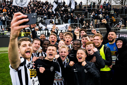 Landskronas Erik Hedenquist jublar och tar en selfie med