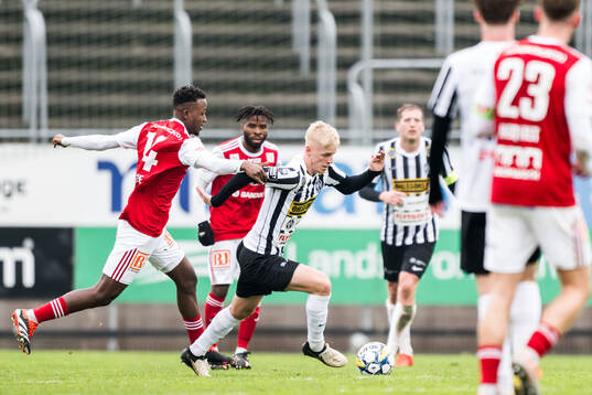 Sandvikens IFs Lague Byiringiro och Landskronas Emil Lindman