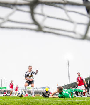 Landskronas Frederik Ihler skjuter in 3-0 målet bakom