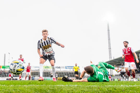Landskronas Frederik Ihler skjuter in 3-0 målet bakom
