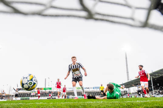 Landskronas Frederik Ihler skjuter in 3-0 målet bakom