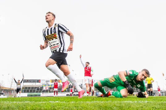 Landskronas Frederik Ihler jublar och Sandvikens IFs