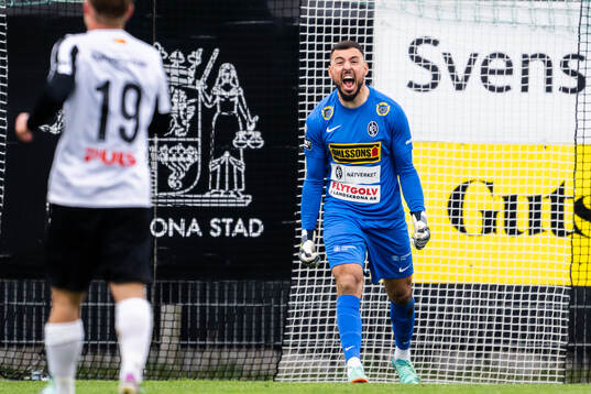 Landskronas målvakt Amr Kaddoura reagerar
