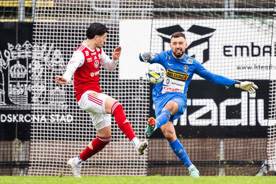 Sandvikens IFs Alexandar Mutic och Landskronas målvakt Amr