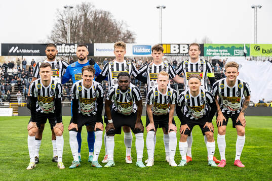 Landskronas startelva ställer upp för en lagbild, övre