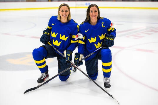 Hanna Olsson and Anna Kjellbin of Sweden at a team photo