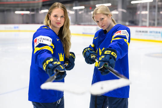 Mira Jungåker and Hilda Svensson of Sweden at a team photo