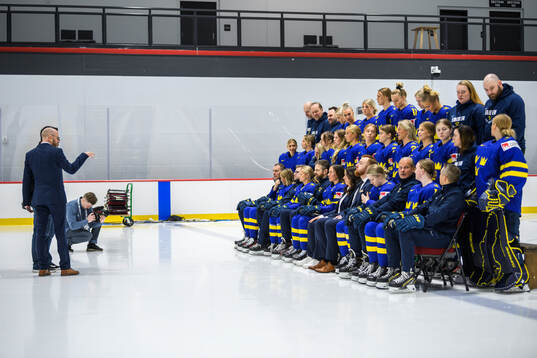 Media manager Stefan Ladhe and players of Sweden at a team