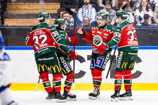 Frölundas Jere Innala jublar med lagkamrater