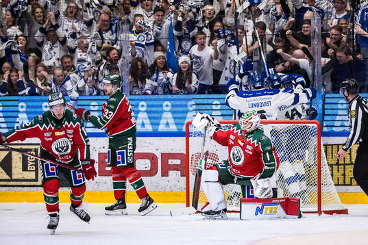Frölundas målvakt Isac Heens deppar