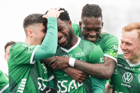 Brages Kevin Appiah Nyarko jublar med lagkamrater