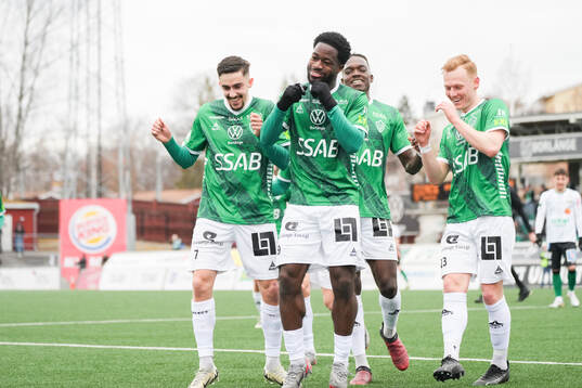 Brages Kevin Appiah Nyarko jublar med lagkamrater