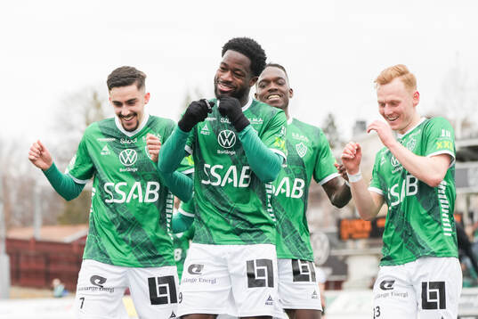 Brages Kevin Appiah Nyarko jublar med lagkamrater