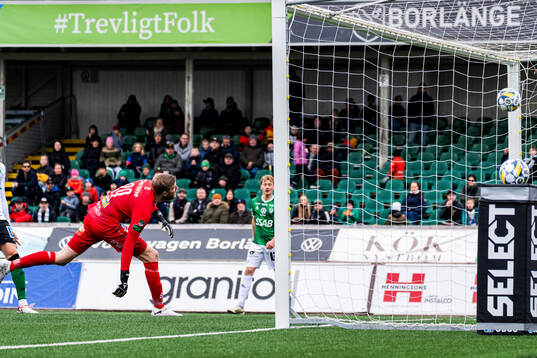 Varbergs målvakt Fredrik Andersson ser 1-0 målet gå i