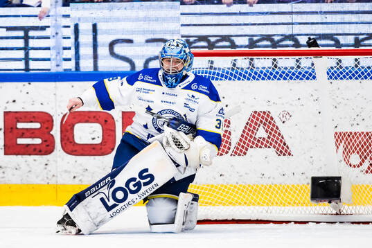 Leksands målvakt Filip Larsson har tappat en skena