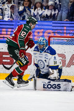 Frölundas Max Friberg och Leksands målvakt Filip Larsson