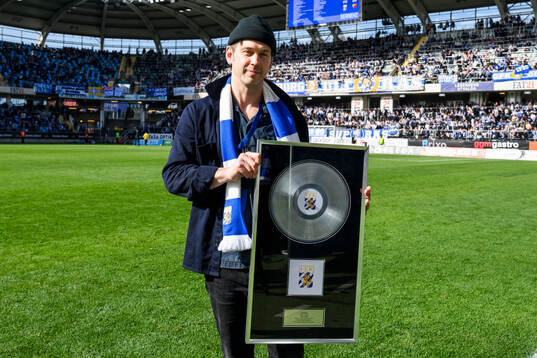 Joel Alme tar emot en Platinumskiva för sin låt Snart