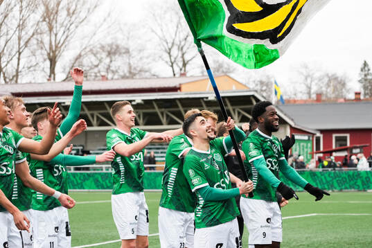 Brages spelare jublar